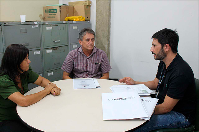 O secretário de Planejamento, Carlito de Carvalho, e a presidente da Comissão de Reurb, Cida Santos, com o diretor técnico da Versaurb, Bruno Alcântara.